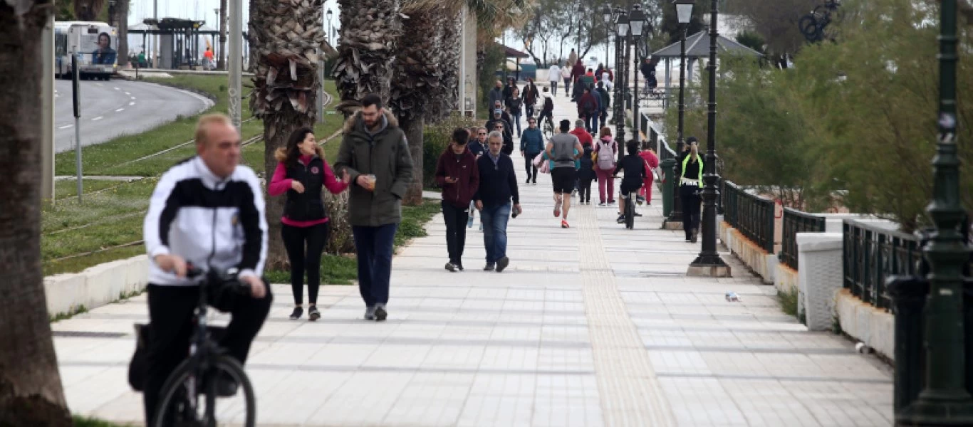 Ποιος κορωνοϊός; Οι Αθηναίοι βγήκαν για την Κυριακάτικη βολτούλα τους (φώτο)